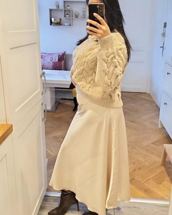 pull-tricot-et-jupe-satine-beige